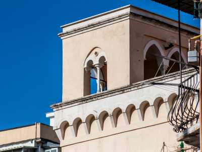 ...e il grazioso torrino con arcate in stile gotico